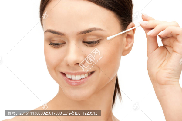 美麗的女人用棉花花蕾