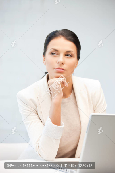 憂郁的女人與筆記本電腦