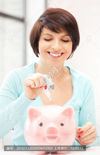 可愛的女人與儲蓄罐和錢