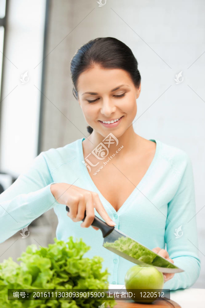 廚房里的漂亮女人