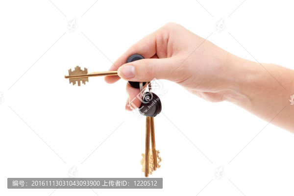 帶有房子鑰匙的人的手