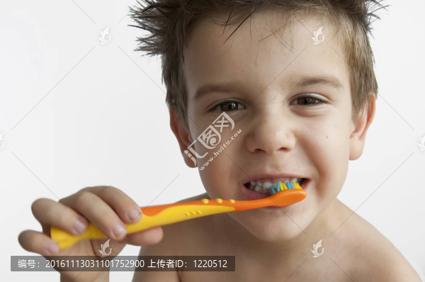 男孩洗牙齒