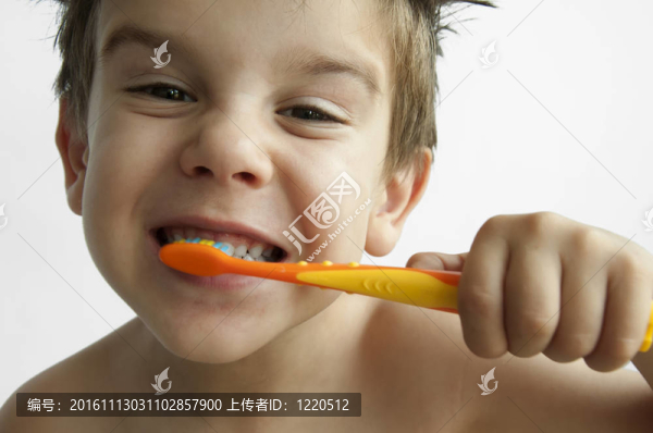 男孩洗牙齒