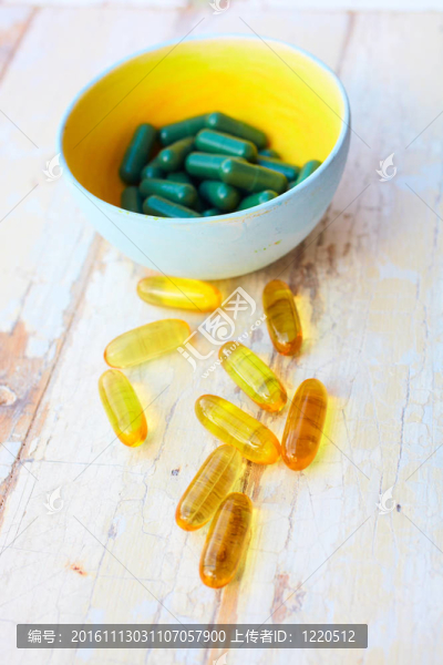 魚油維生素和草藥丸