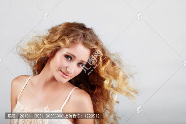 頭發(fā)頭發(fā)的金發(fā)女孩