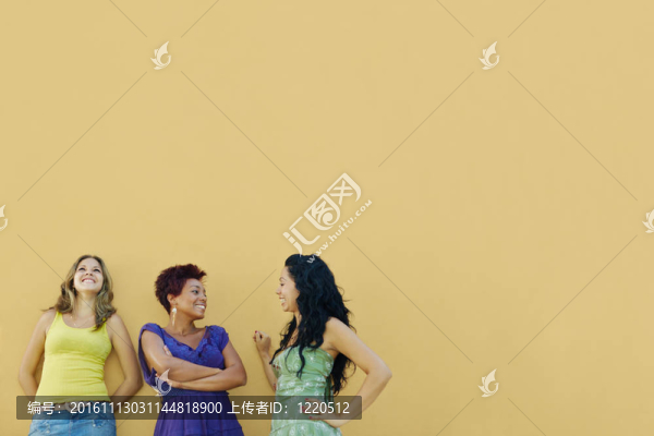 三個女人聊天，玩的很開心