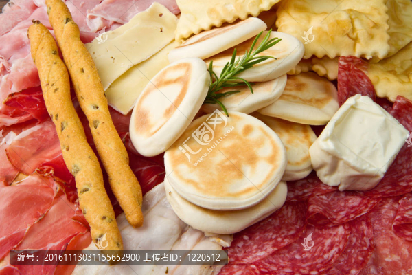 腌臘肉拼盤；奶酪和炸餃子