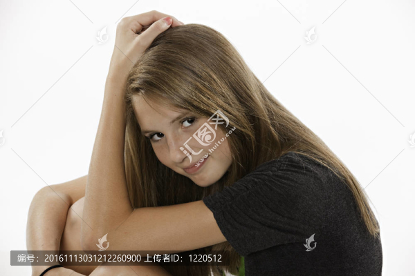 少女女坐在孤立White