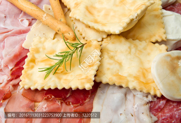 腌臘肉拼盤；奶酪和炸餃子