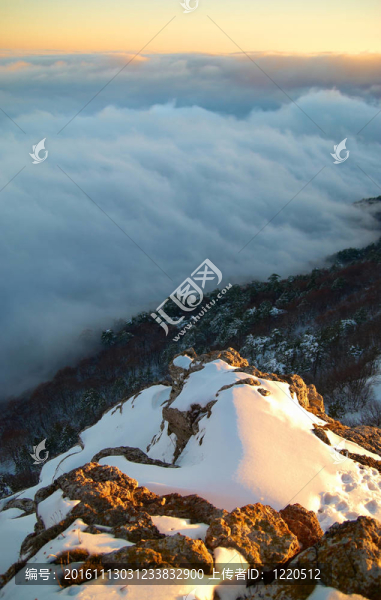 雪山上的日落。
