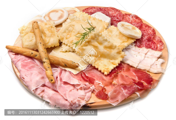 腌臘肉拼盤；奶酪和炸餃子