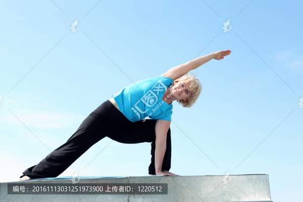 一位做瑜伽的老太太的肖像