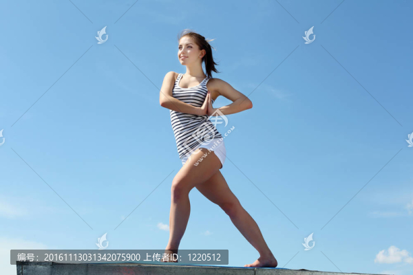 一個年輕女子做運動的畫像