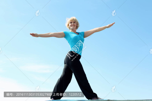一位做瑜伽的老太太的肖像