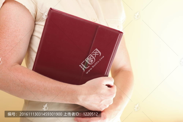女人拿著商業(yè)票據(jù)