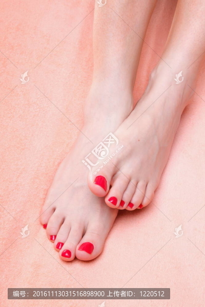 女人的腳指甲上紅色的毛巾