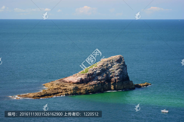 在布列塔尼地區(qū)海岸的懸崖；法國(guó)