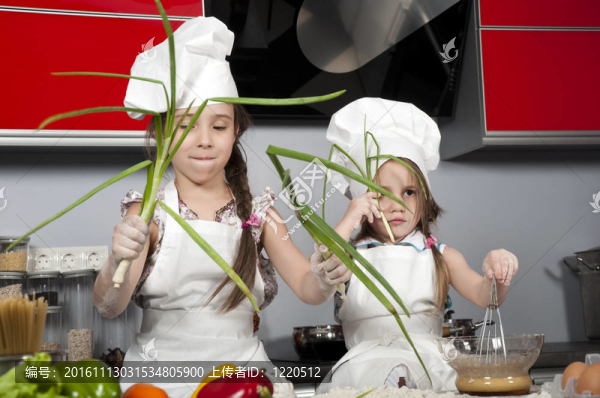 兩個(gè)小女孩做飯
