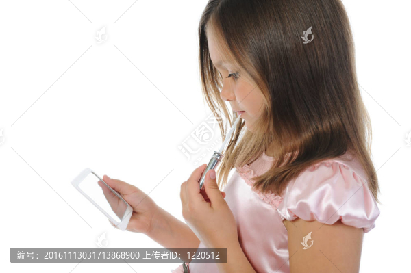 有粉末和刷子的女孩