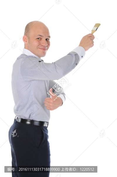 手里拿著一把刷子的商人