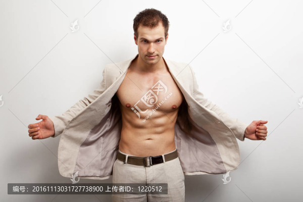 性感肌肉男的時尚鏡頭