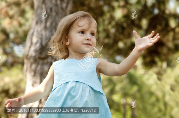 可愛的小女孩在公園里微笑