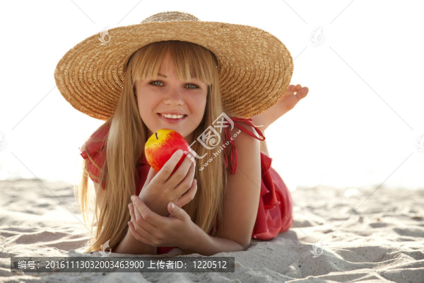 美麗的女孩在海灘上的帽子