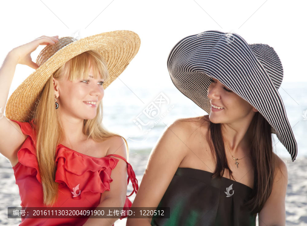 兩個美麗的女孩在海灘上