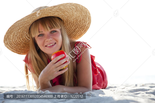美麗的女孩在海灘上的帽子