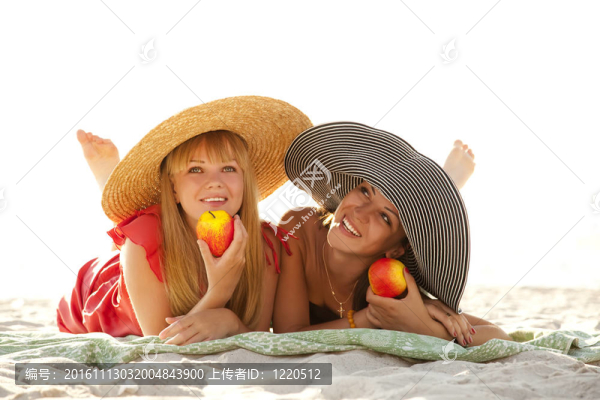 兩個美麗的女孩在海灘上