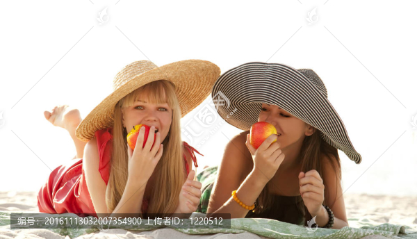 兩個美麗的女孩在海灘上