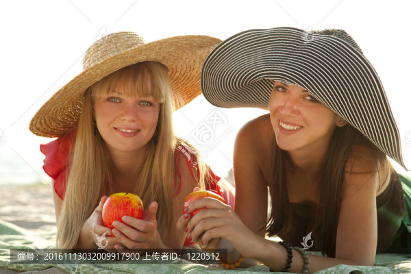 兩個美麗的女孩在海灘上