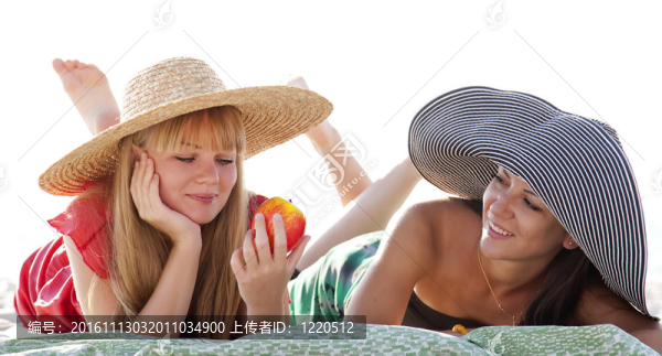兩個美麗的女孩在海灘上