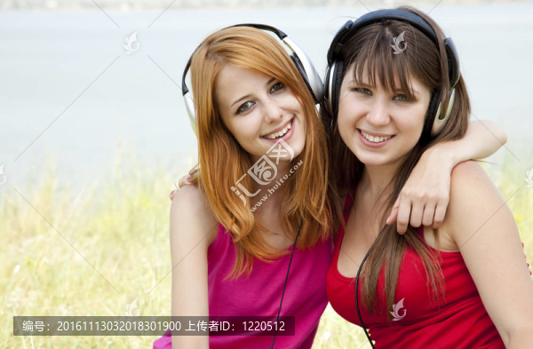兩個(gè)十幾歲的女孩聽MP3播放器
