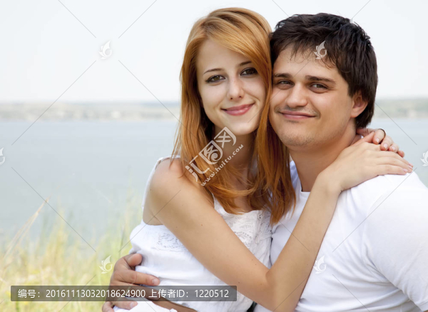 自然中的年輕夫婦
