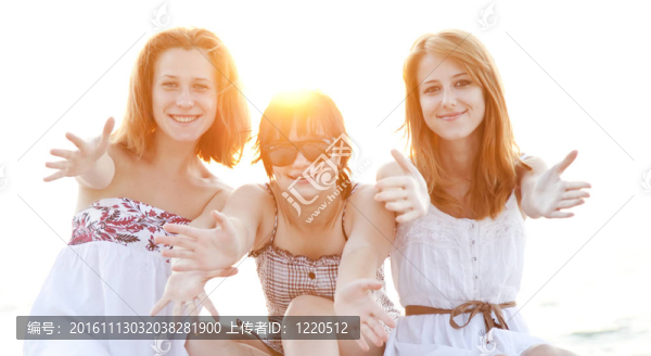 海灘上三個美麗女孩的畫像。