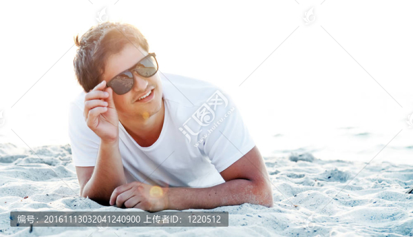 在日出時在海邊美麗的黑發(fā)男人。