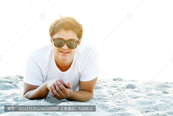在日出時在海邊美麗的黑發(fā)男人。