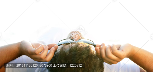 在日出時(shí)在海邊美麗的黑發(fā)男人。