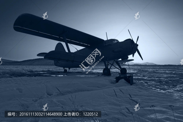 雪上的深藍(lán)色的飛機(jī)
