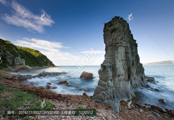 俄羅斯濱海邊疆區(qū)；美麗的大海的巖石；