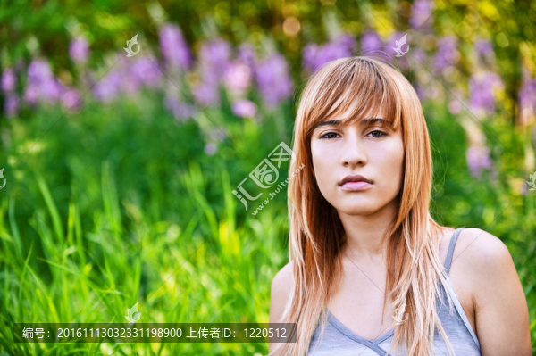 年輕漂亮的憂郁的女人肖像