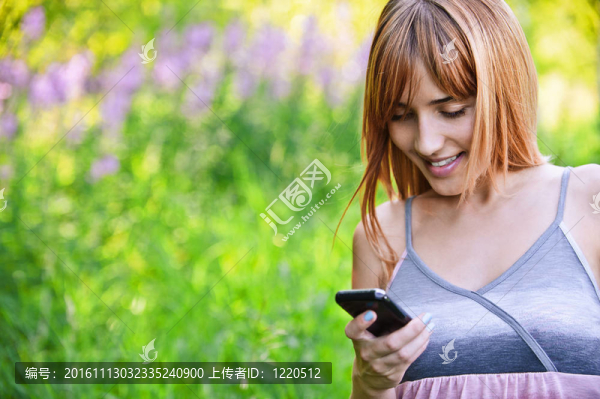 年輕漂亮的女人，帶著電話