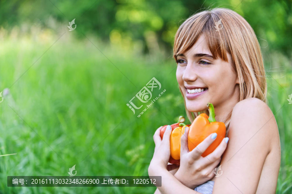 年輕微笑的女人與蔬菜的肖像