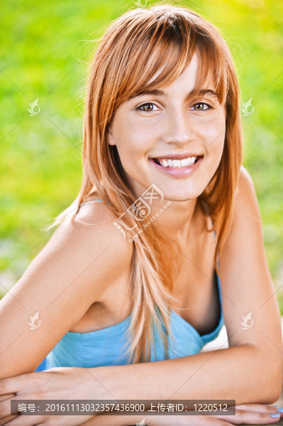 年輕微笑的女人的肖像