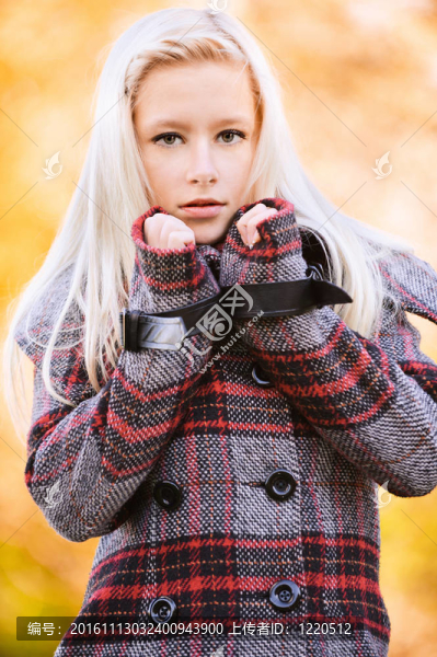 秋天公園里年輕的金發(fā)女郎