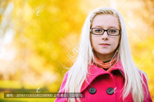 戴眼鏡的年輕金發(fā)女人肖像