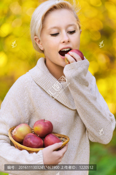 年輕漂亮女人吃蘋(píng)果的肖像