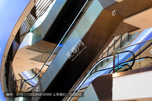 現(xiàn)代化多層購物中心的自動扶梯