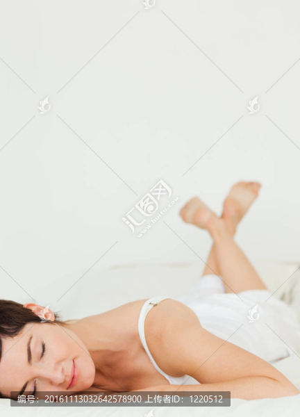 一個(gè)女人的肖像躺在她的肚子上